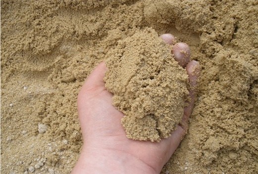 Dùng tay kiểm tra độ sạch của cát xây dựng