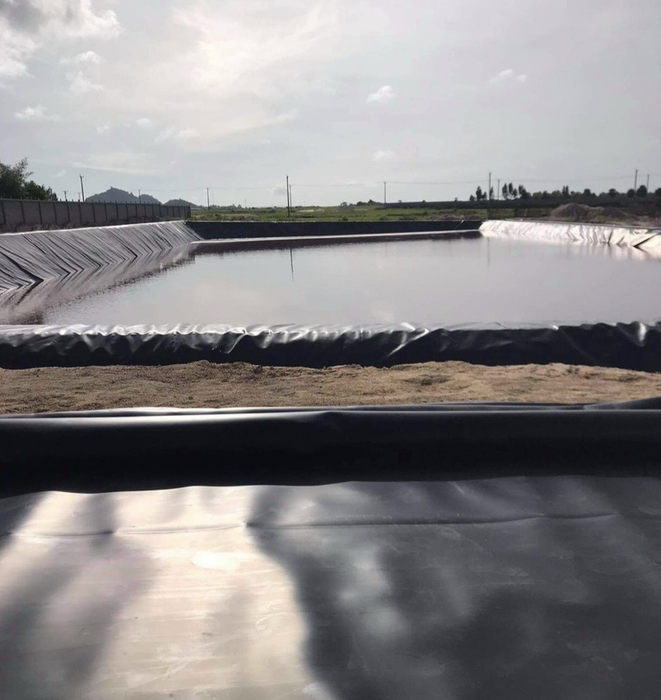 Hình ảnh màng chống thấm HDPE được dùng làm hồ xử lý nước thải