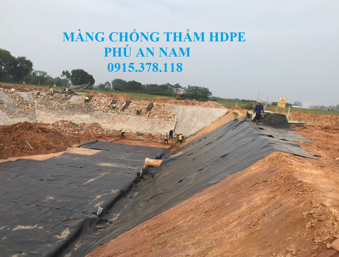 Màng chống thấm HDPE Phú An Nam giao cho khách hàng sử dụng làm lót  hồ chứa nước.