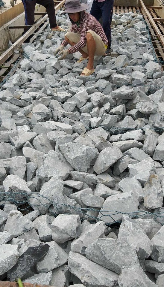 Công nhân tiến hành bỏ đá vào rọ tại công trình