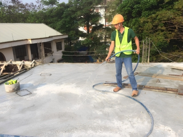 Bảo dưỡng nền sau khi láng giúp hạn chế nứt chân chim