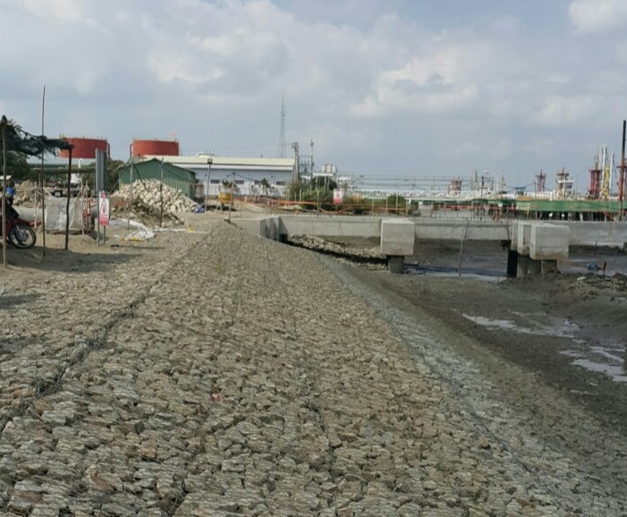 Đậy nắp rọ và cố định rọ đá