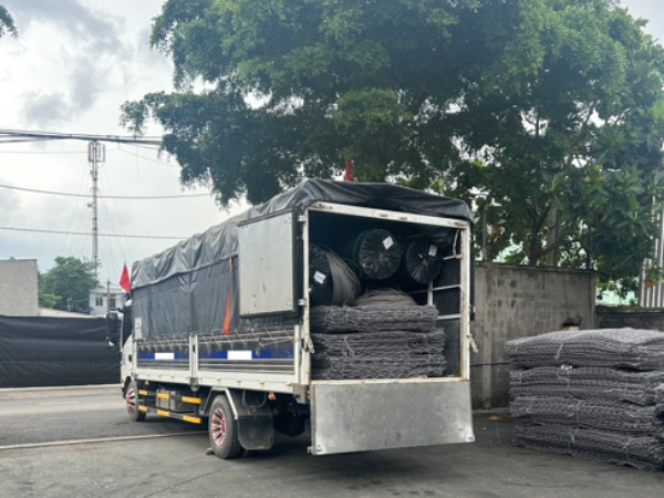 Rọ đá được gia công sẵn theo kích thước thiết kế, đóng kiện và vận chuyển đến công trường
