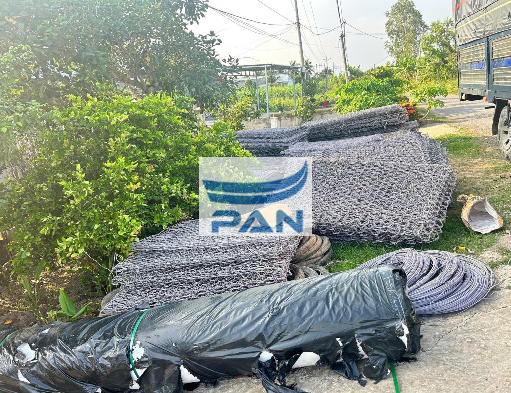 Số lượng lớn rọ đá và vải địa kỹ thuật Phú An Nam xuống hàng thành công giao cho khánh hàng