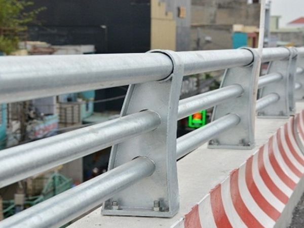Lưu ý khi lựa chọn và thi công lan can cho cầu đường