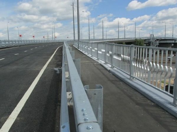 Lan can là hệ thống rào chắn kiên cố và điều hướng giao thông trên cầu