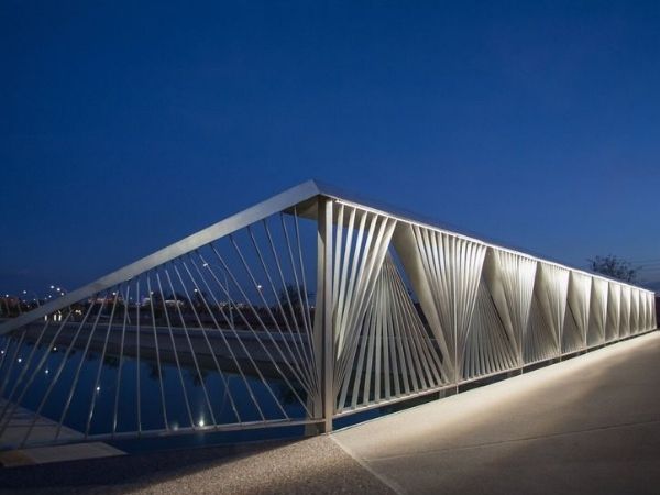 Lan can dạng hoa văn cho đường cầu