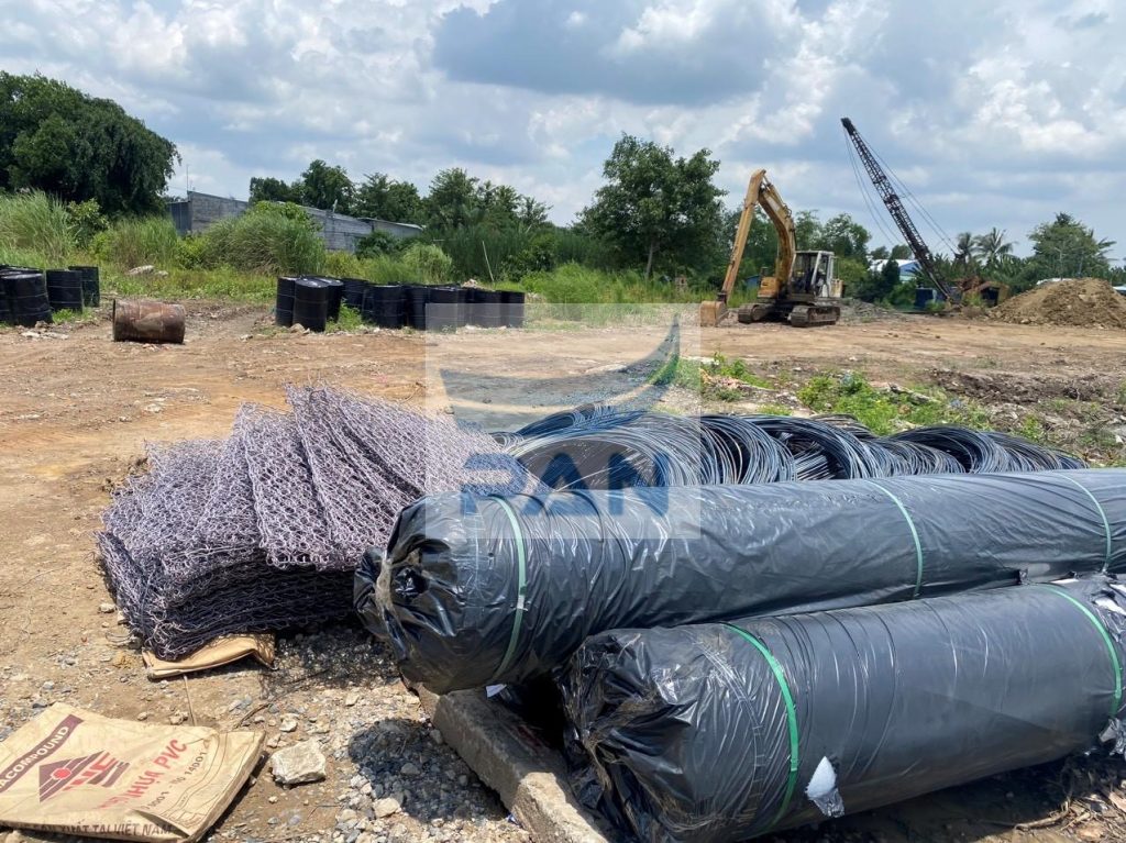 Sử dụng kết hợp rọ đá và vải địa phục vụ công trình xây dựng (Hình ảnh chỉ mang tính chất minh họa) Sử dụng kết hợp rọ đá và vải địa phục vụ công trình xây dựng (Hình ảnh chỉ mang tính chất minh họa)