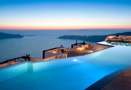 Bể bơi được xem là một thiết kế tạo nên nét sang trọng cho công trình của bạn