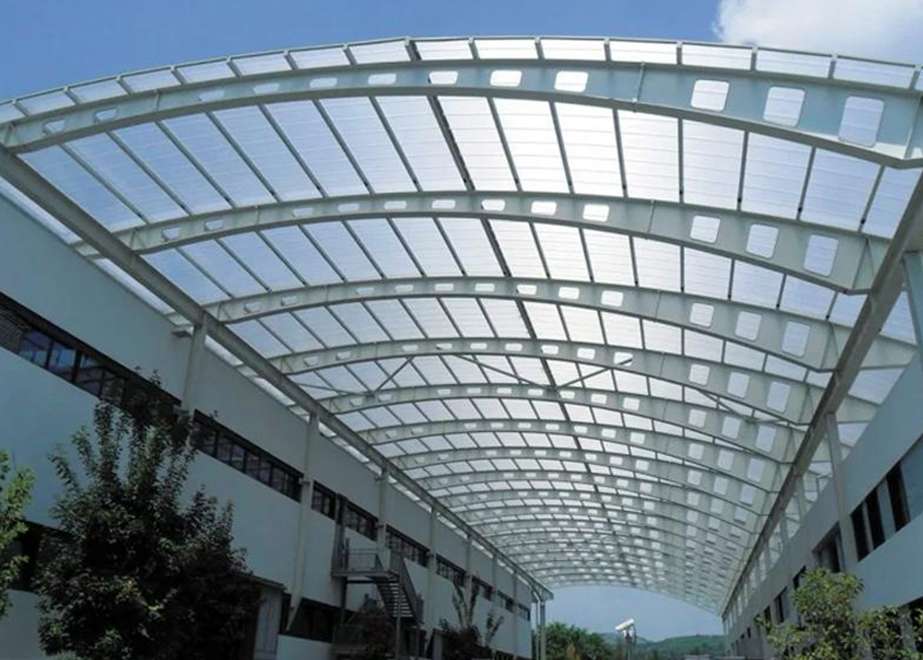 Cấu trúc đặc biệt cùng độ dày của vật liệu giúp giảm thiểu tiếng ồn từ mưa, gió hay các tác động bên ngoài