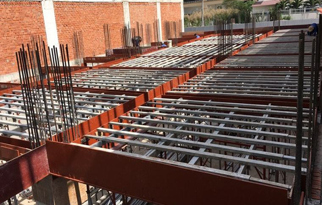 Khi lựa chọn ván khuôn, chủ đầu tư và nhà thầu cần cân nhắc giữa chi phí đầu tư ban đầu và hiệu quả lâu dài