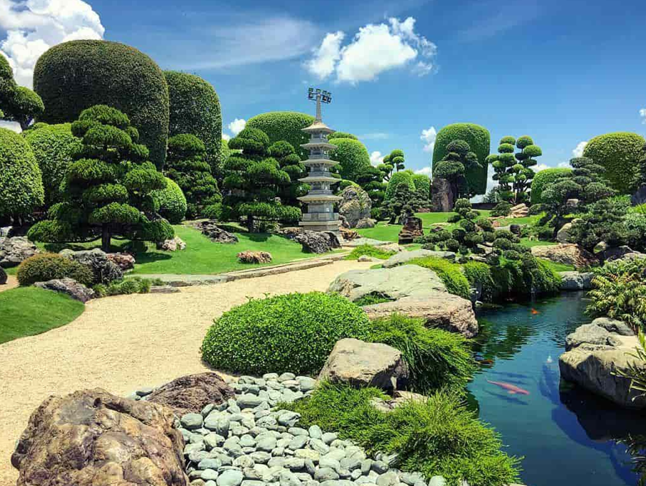 Các loại cây cảnh quan và trang trí cũng được trồng nhiều trong khu du lịch để tạo điểm nhấn thẩm mỹ