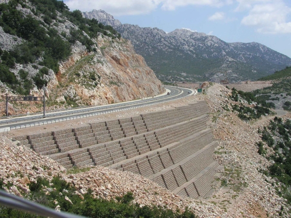 Ứng dụng rọ đá làm tường chắn đất