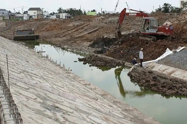Gia cố mái taluy bằng vải địa kỹ thuật tại bờ kênh giúp chống xói mòn hiệu quả