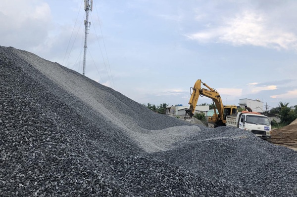 Bãi tập kết cấp phối đá dăm chuẩn bị cho thi công 