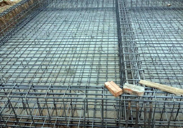 Móng bè có kết cấu dạng bản lớn bao phủ toàn bộ diện tích xây dựng