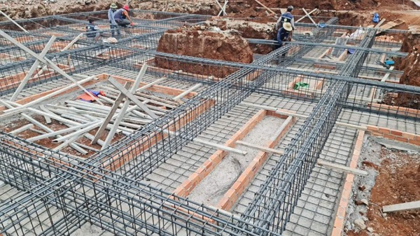 Quá trình thi công móng băng với hệ thống cốt thép và kết cấu móng 
