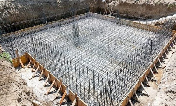 Thi công móng bè với hệ thống cốt thép được bố trí đồng đều trước khi đổ bê tông 
